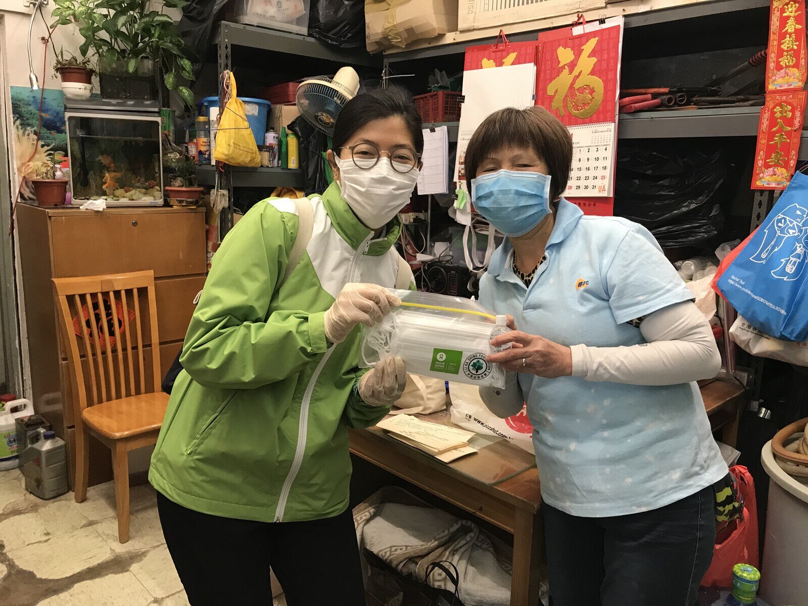 Street cleaners are often seniors; with long working hours along with their unfamiliarity with shopping online, it’s extremely difficult for them to get their hands on face masks. Oxfam Hong Kong staff gave street cleaners in Siu Sai Wan masks during their lunch break so that they would be better protected from the novel coronavirus.