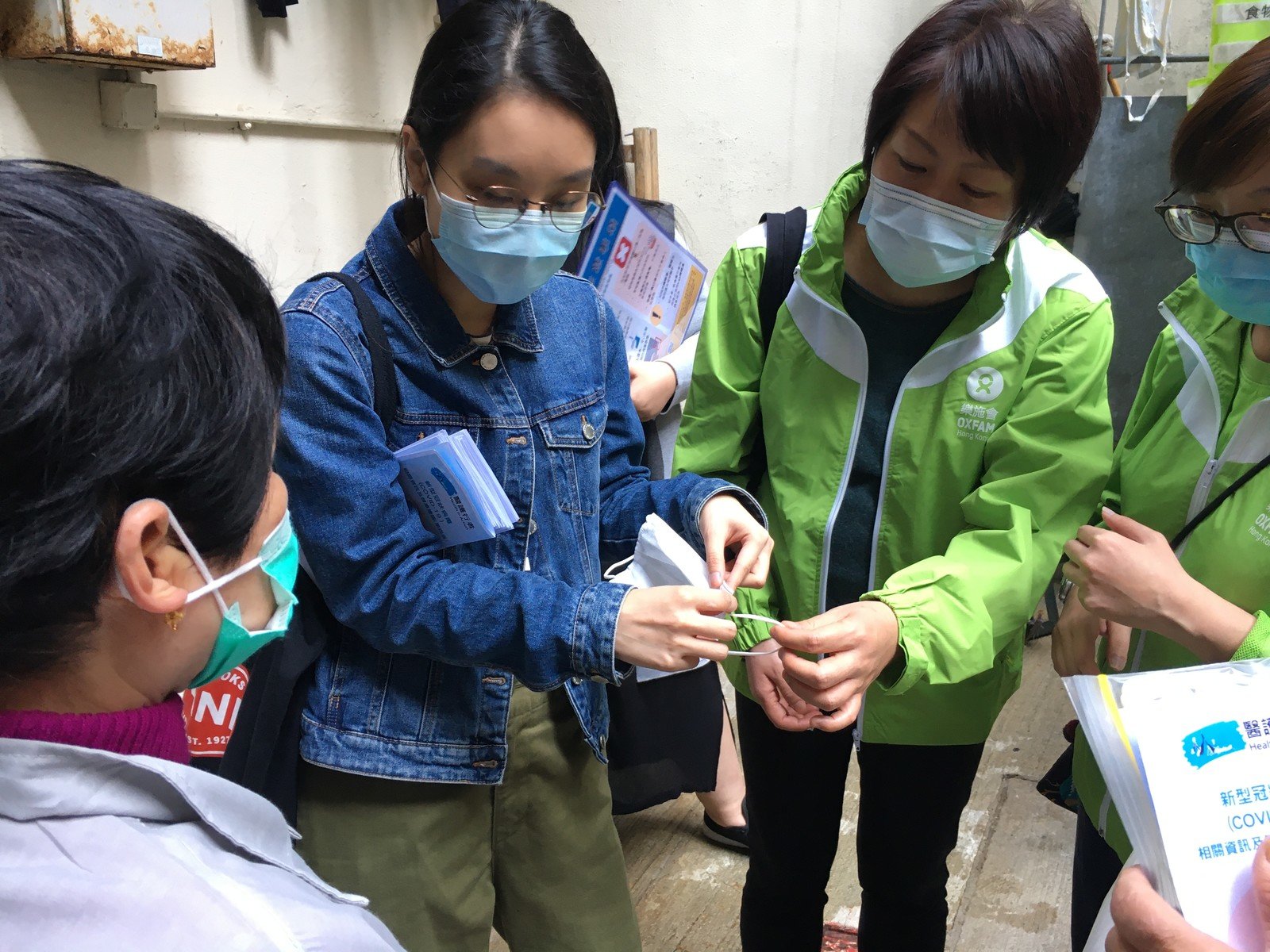 Staff from Oxfam Hong Kong and Health In Action explained how to put on and take off a mask properly at the Oil Street Refuse Collection Point.