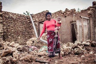 Fatuma是莫桑比克風災的倖存者，身後的家園被暴風摧毀。她憶述︰「強風中的雨水充滿沙石，打在身上十分刺痛。我緊握樹梢，並用衣服將孩子裹著，緊抱懷中。」（照片︰樂施會）
