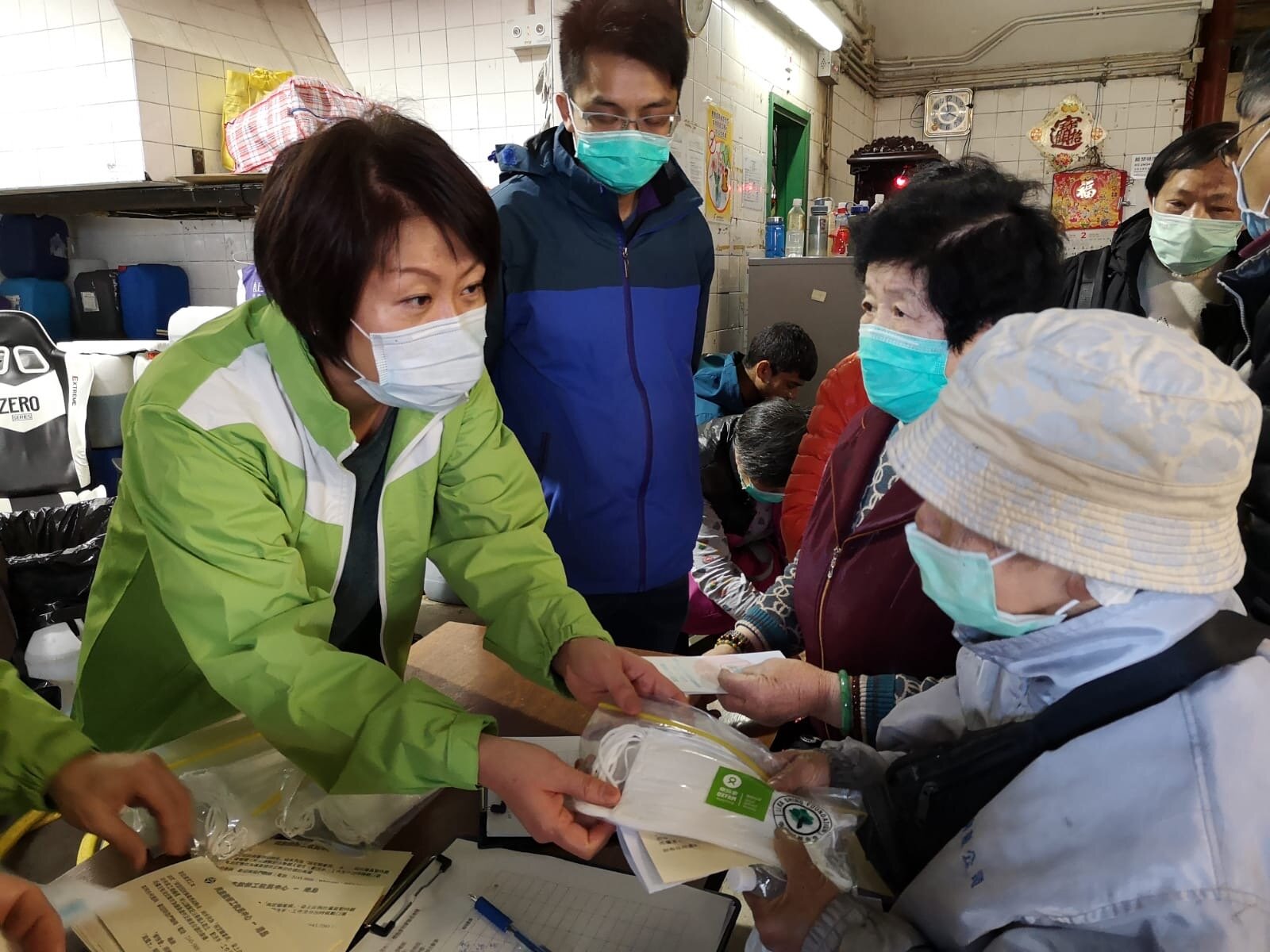 Street cleaners are often seniors; with long working hours along with their unfamiliarity with shopping online, it’s extremely difficult for them to get their hands on face masks. Oxfam Hong Kong staff distributed masks to cleaners at the Java Road Refuse Collection Point during their break.