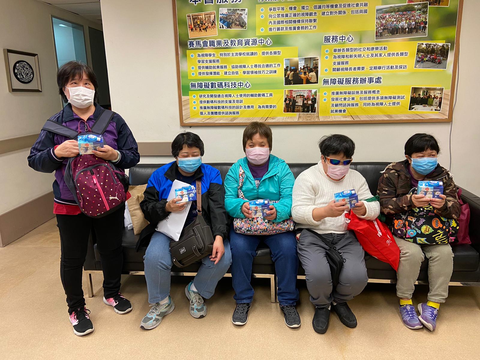 In Hong Kong, seniors, chronically ill patients and low-income families who can’t afford to travel too far often find it more difficult to get a hold of masks and disinfectants. Oxfam Hong Kong provided them with support before Chinese New Year.