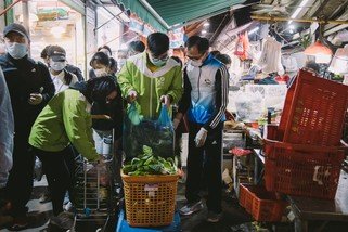 菜販捐出當日未賣出但狀況良好的蔬菜，我們會將之分發予區內有需要家庭。 （相片︰Pui Cheng Lei / 樂施會）