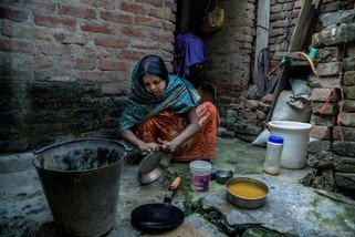 印度的城市地区租金昂贵，平民家庭要共用厕所和供水设施的情况非常普遍，居住环境人口密度极高，令爆发传染病的机会增加。（相片︰Atul Loke, Panos / 乐施会）