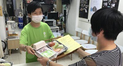 樂施會署理港澳台項目總監黃碩紅派發有營餸菜包給計劃參加者。