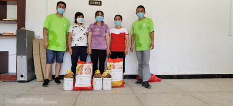 We are distributing rice and cooking oil to survivors in Jinbao Township, Yangshuo County.