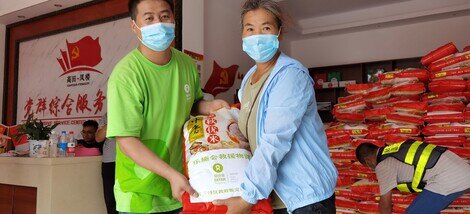 We are distributing rice and cooking oil to survivors in Gaotian Town, Yangshuo County.