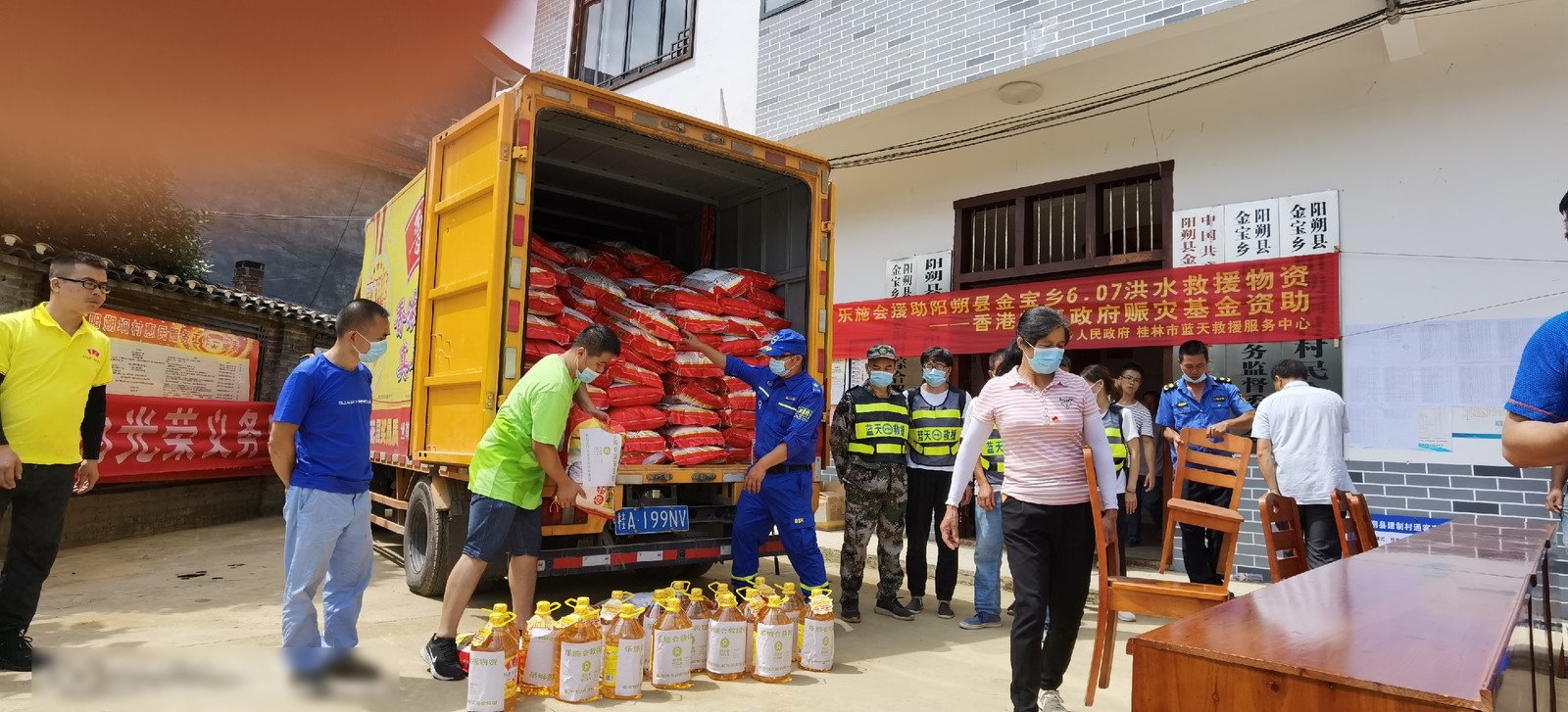 在阳朔县金宝乡，向灾民派发白米和食用油