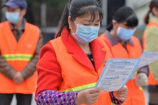 Cleaning workers reading the prevention leaflets we distributed.