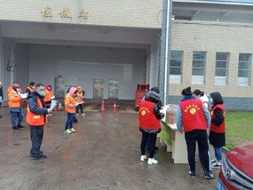 In Hunan, we distributed face masks and disinfectant spray to frontline cleaners. People had to maintain a distance at least of one metre.