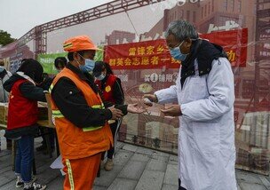 Oxfam’s partners distributing protective equipment and prevention leaflets.