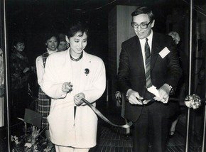 1986年，位於中環怡和大廈的樂施商店開業。香港小姐冠軍謝寧與當時的香港樂施會主席何信，一起主持揭幕儀式。