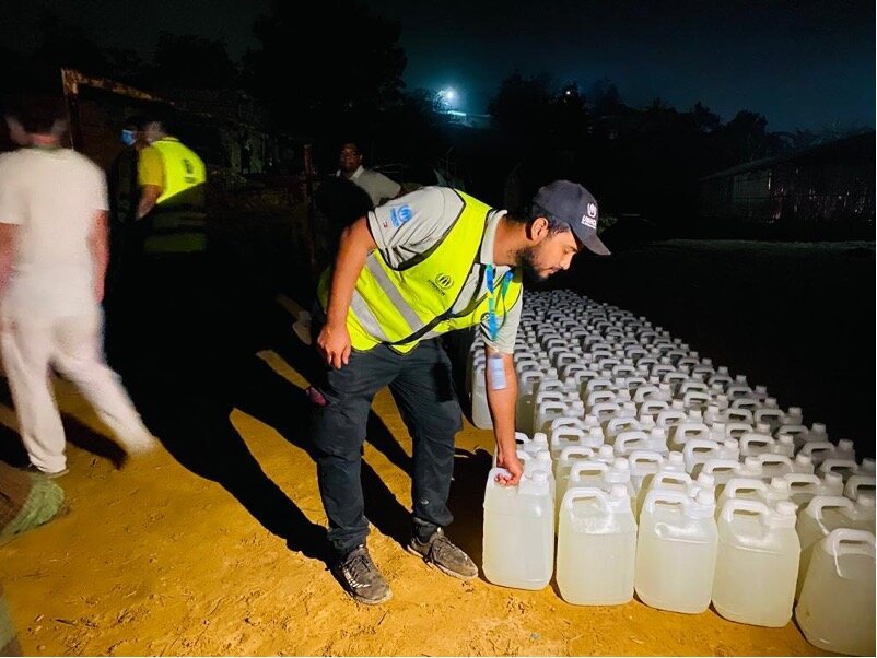 Oxfam's Rapid Response Team also transported water in jerry cans to refugees in areas that the water trucks could not reach. (Photo: Oxfam)