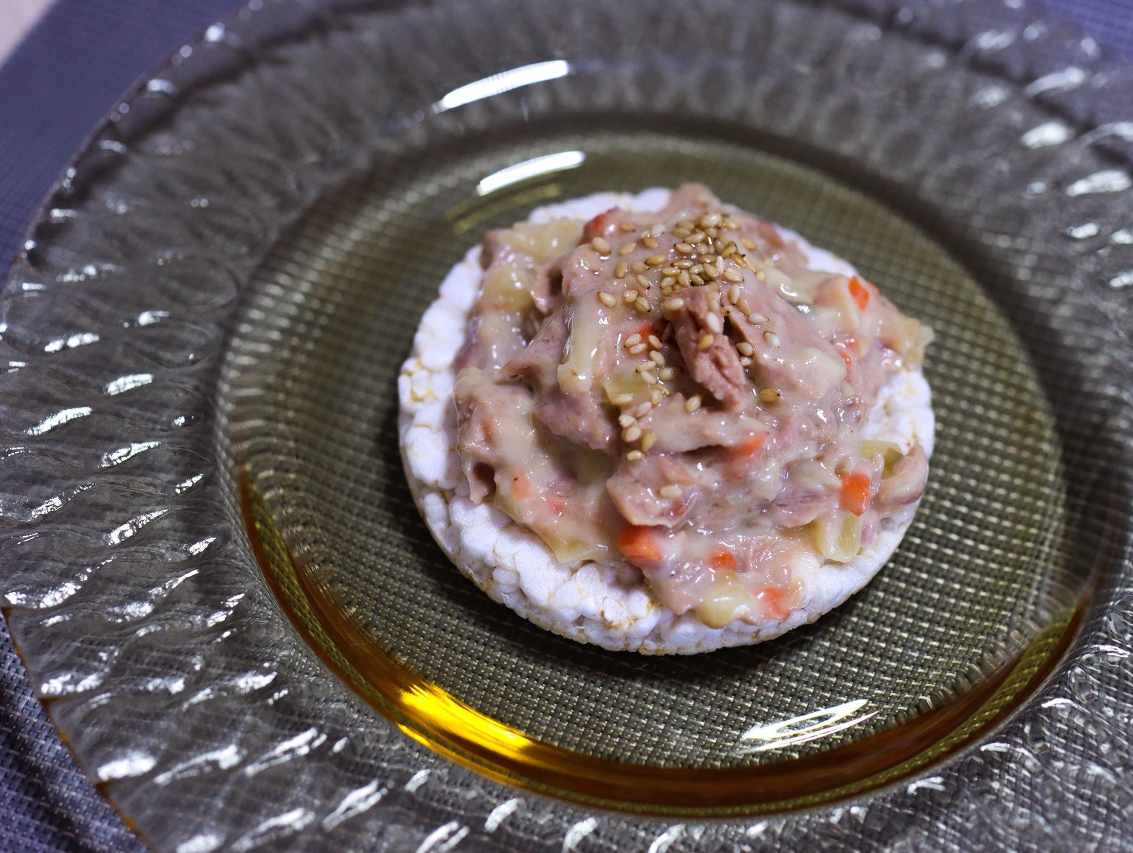 「吞拿魚沙律醬米餅」是Evelyn特意為今次活動設計的簡易食譜，只需把油浸吞拿魚和沙律醬混合，再加上芝麻點綴，配上米餅食用，簡單方便，健康美味。