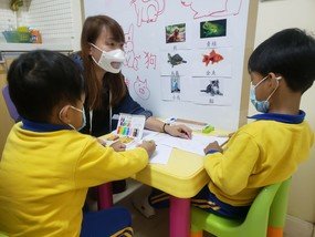 The project director wearing a clear mask during class so children could clearly see how she pronounced words. 