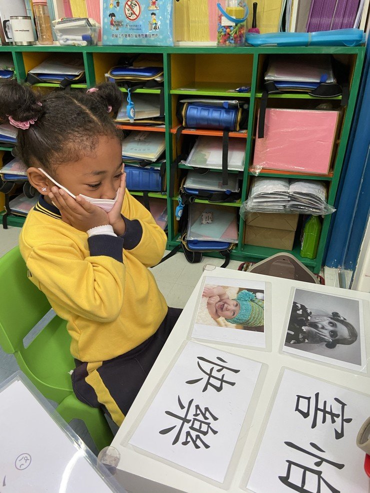 Non-Chinese speaking children actively participating in class.