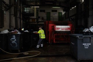逾六成半受訪清潔工友在垃圾站內工作時經常感到身體不適，空氣悶熱和不流通為主因。