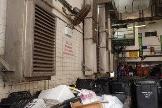 有工友表示，感觉垃圾站内的风扇，是用于轻微吹散垃圾的臭味，对工作中的工友却没有帮助。