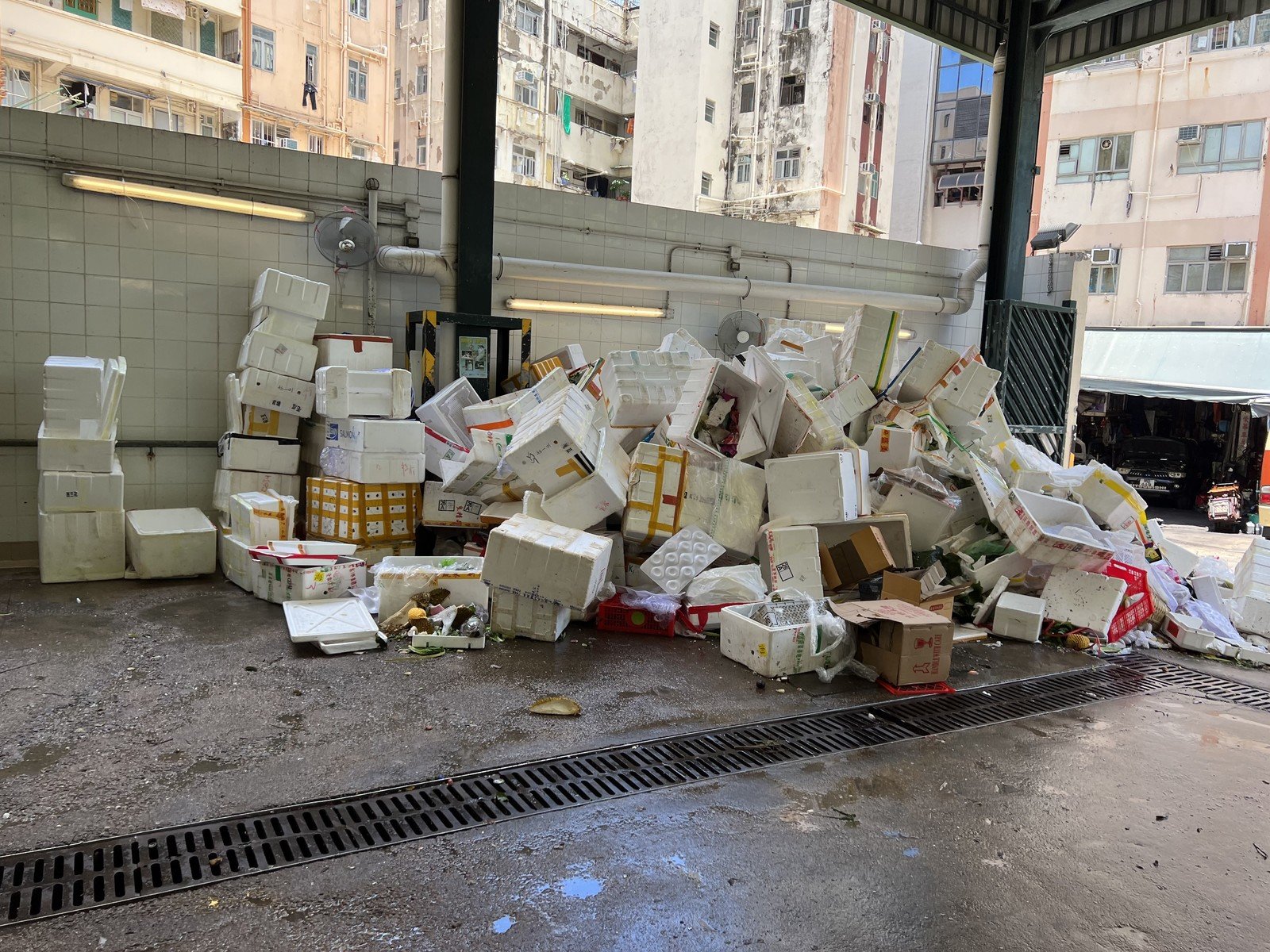 There is no refuse compactor in this RCP; waste is often piled up in a corner. Most of it is wet waste and comes from the markets nearby. This has exacerbated the RCP’s pest problem and caused workers to feel unwell.