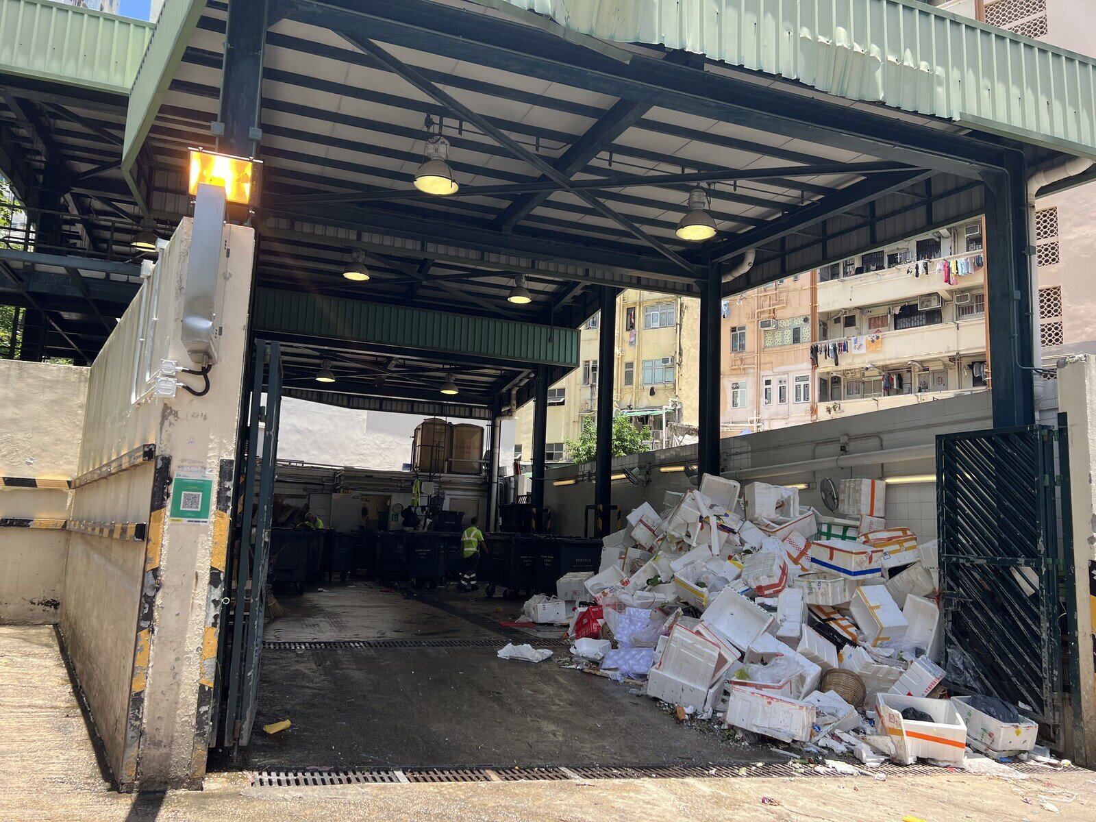 This RCP located in Kowloon has relatively more open areas. However, it is still extremely hot and stuffy as the location is poorly ventilated.