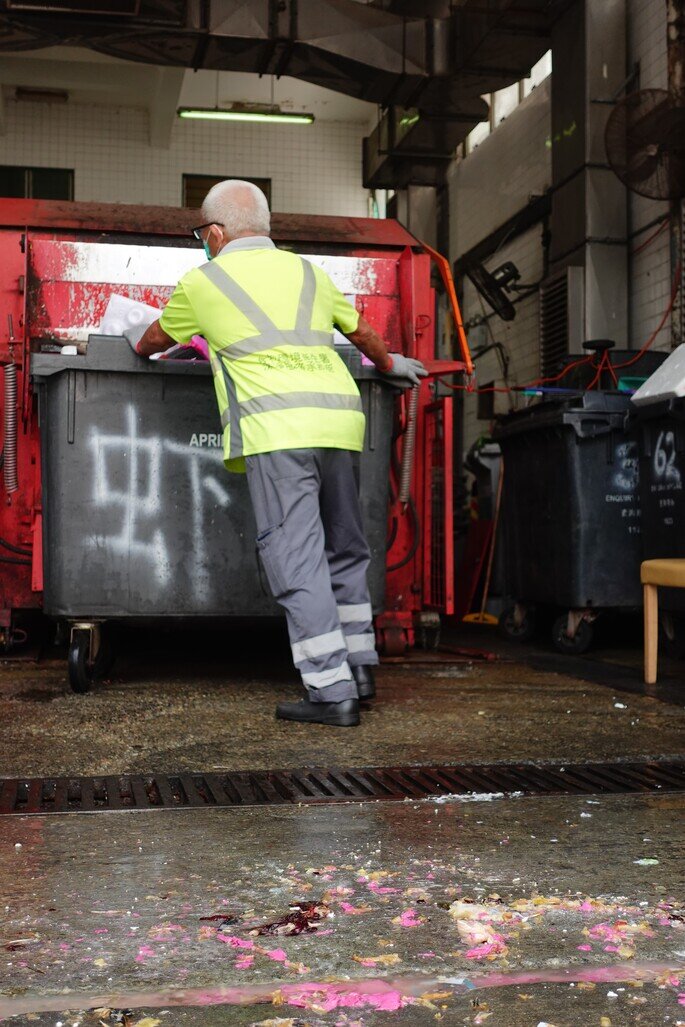 The RCPs located in markets smelly particularly foul because of the wet waste. Sanitation workers must bear with the strong smell even when they are working or having meal. 