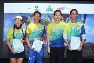 KK Chan (left), who has achieved outstanding results at the event, and two experienced participants (far left: Whitney Leung, second from the left: Terry Ng) were featured on the Oxfam Trailwalker 2022 poster.