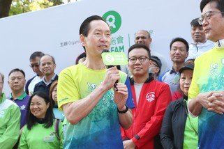 Bernard Chan, OTW Steering Group Convenor, giving a welcome speech at the Oxfam Trailwalker 2022 kick-off ceremony. 