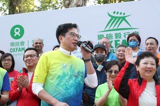 财政司副司长黄伟纶于「乐施毅行者2022」起步礼上为参加者打气。 