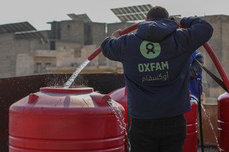 乐施会向阿勒颇的避难所提供干净水。