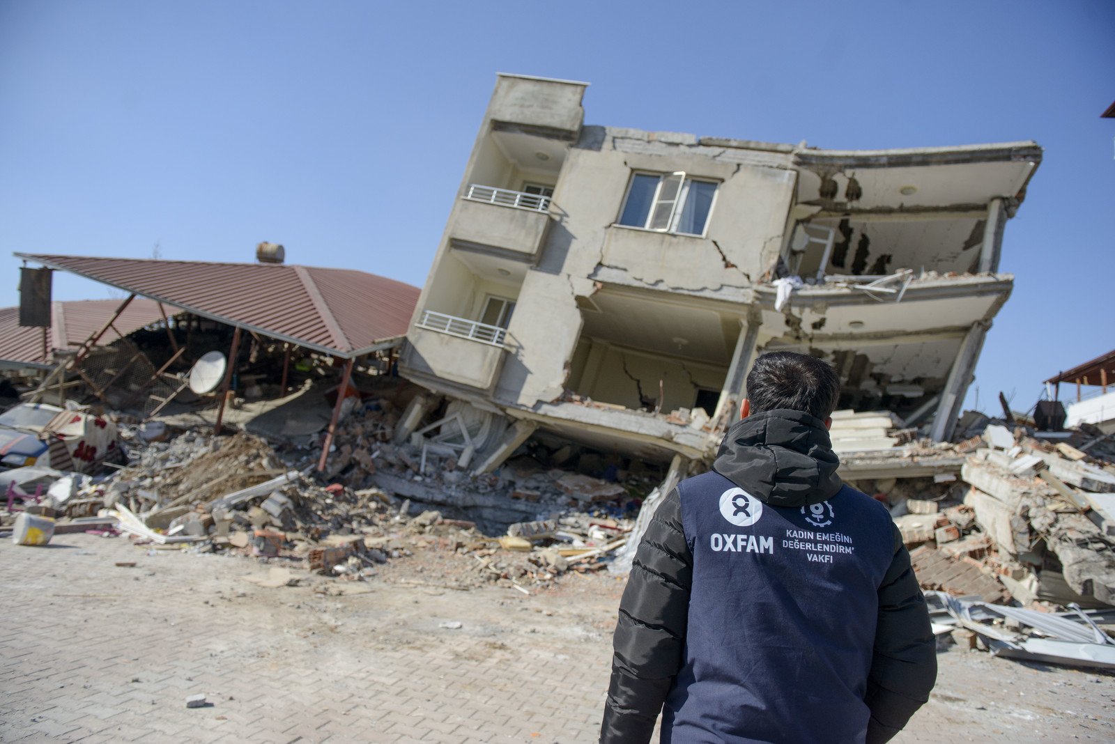 目前，乐施会与土耳其及叙利亚当地的伙伴机构合作，已为近200 万名灾民提供援助——占受地震影响人口的 10%。