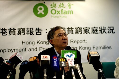 Stephen Fisher, Director General of Oxfam Hong Kong, said that in the second quarter of 2012, the median monthly household income of the richest 10% is 26.1 times that of the poorest 10%. He suggests the government to implement comprehensive social welfare and pro-poor polices in the long term.