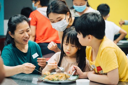 Cherry and her children attended two parent-child cooking classes. Even though the children did not like the ingredients, they found the food they cooked particularly tasty. Her daughter, for example, does not usually eat carrots, but she did not pick them out of the dish and even enjoyed eating them.