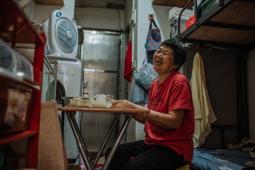 琼姐已經年近七十，但仍從事一份朝七晚五的清潔工作。雖然她的生活和工作環境都一樣受氣候變化影響，但她卻以樂觀的心積極面對。