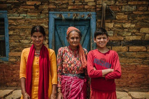 照片中是住在尼泊尔山区的Heera和她的家人。气候变化导致的干旱曾令她每天要走一小时的山路去打水作饮食之用。