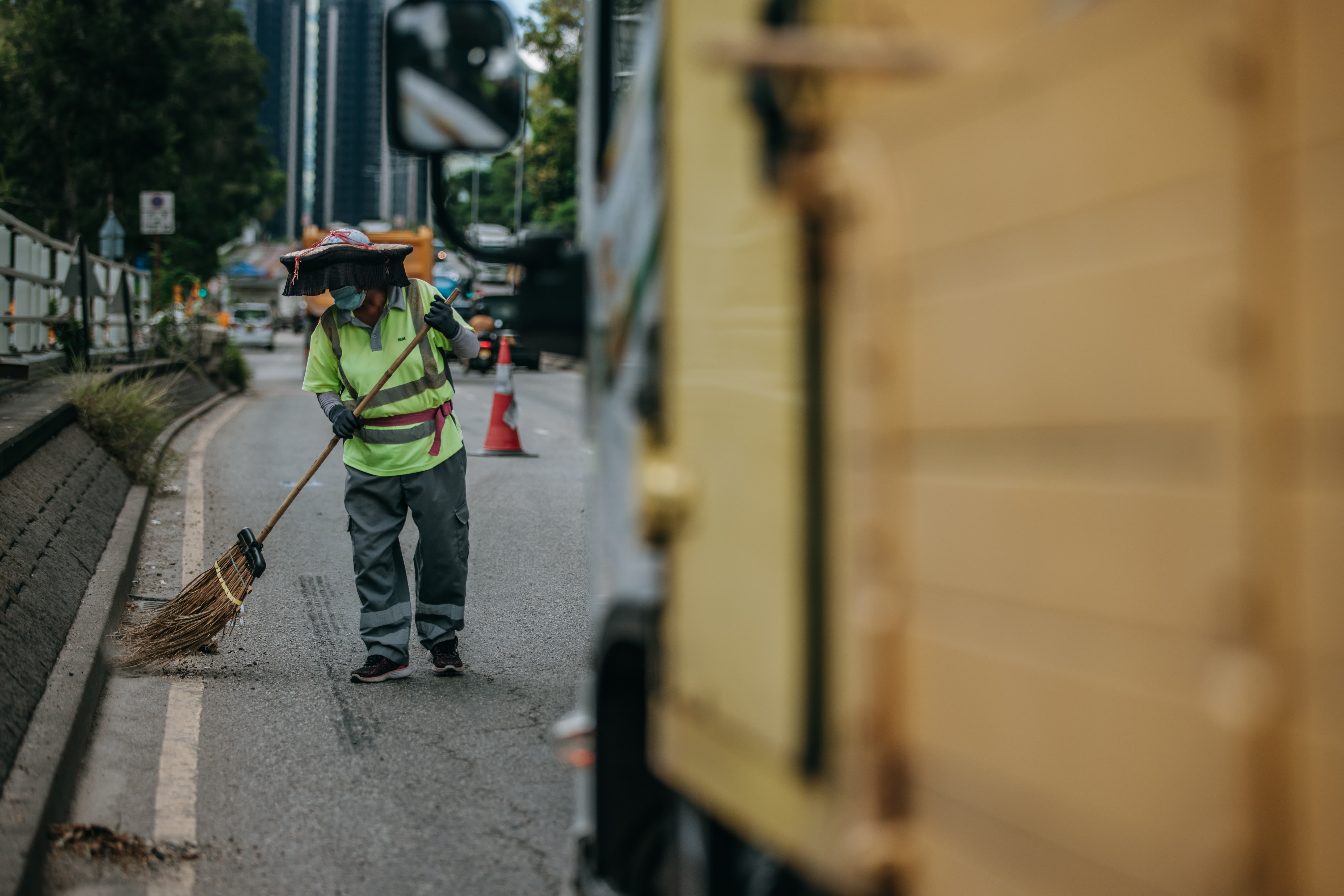 「好天晒、落雨淋」是一众清洁工的工作写照。在酷热天气下的街头，他们可以如何自救呢？