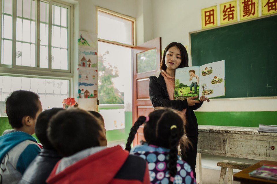李家山小学老师左娜娜向学生展览绘本。