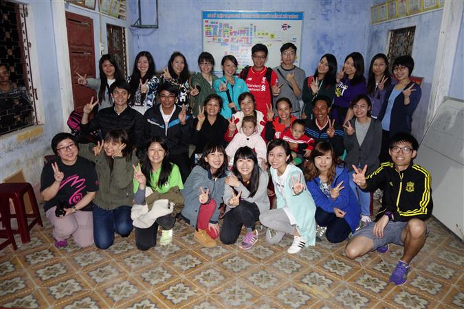 Photo with Vietnamese families and officials
