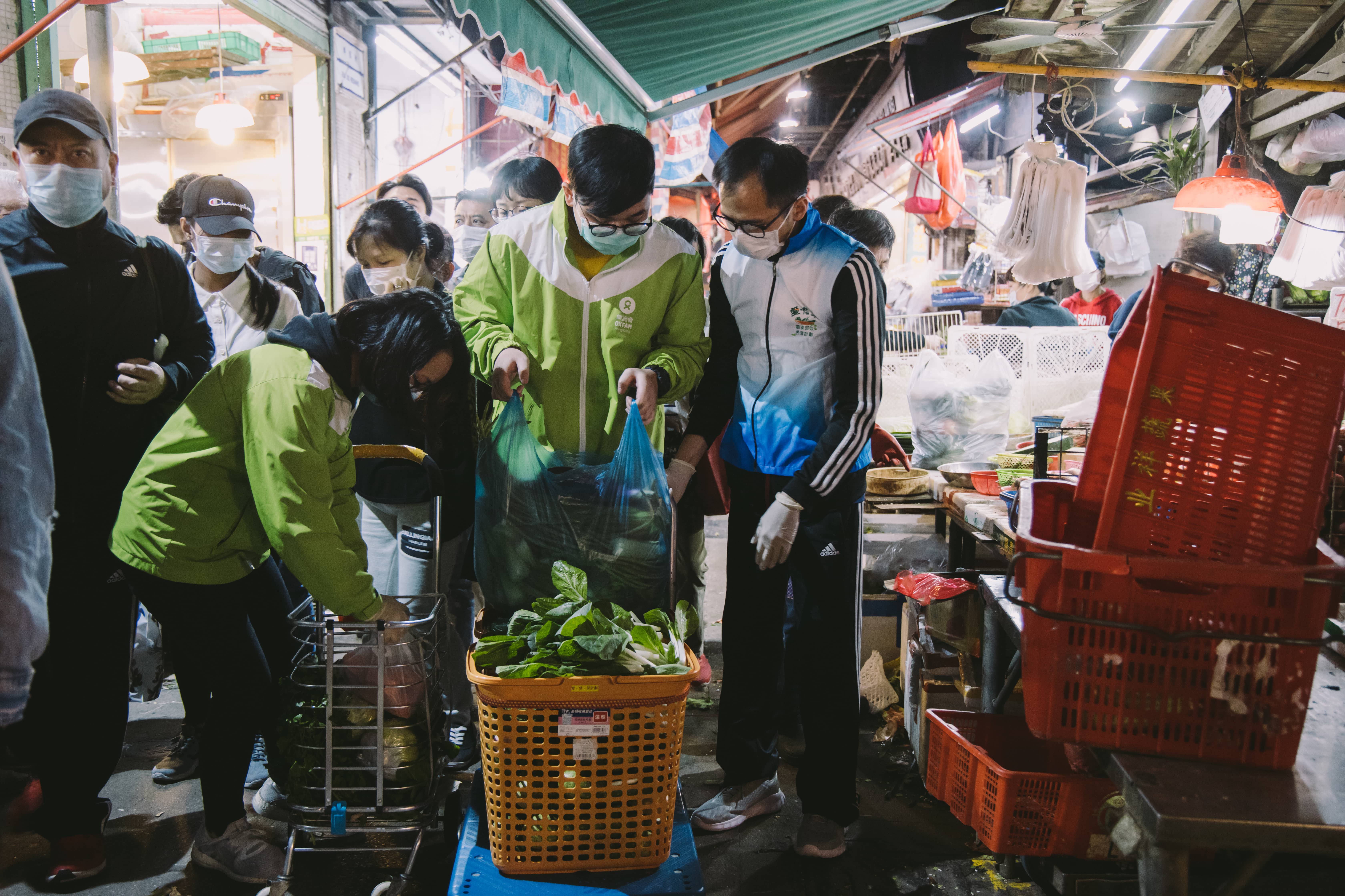  Sellers donate unsold but edible vegetables and fruit to us, which we then redistribute to families in need. (Photo: Pui Cheng Lei / Oxfam) 