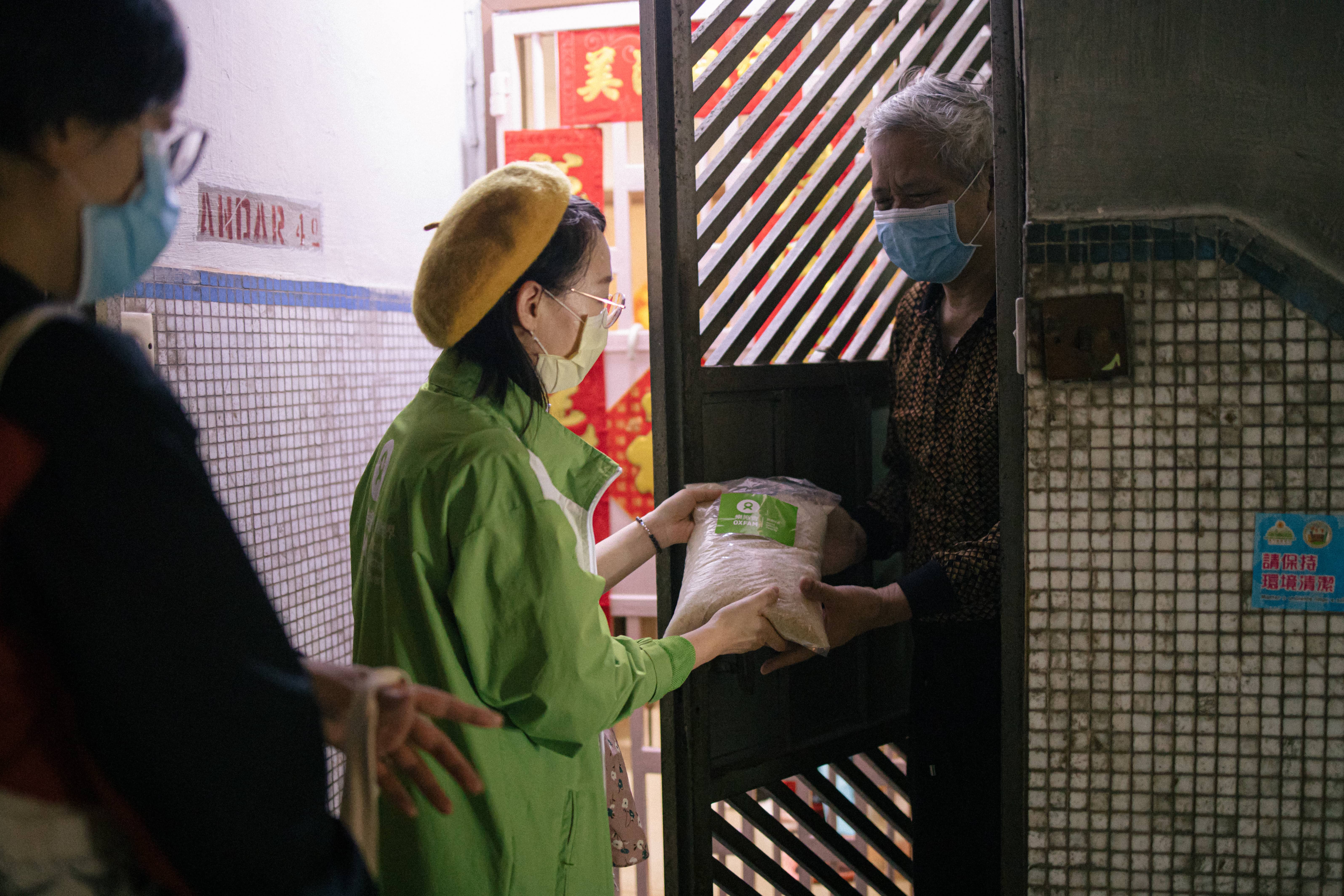 Because of the coronavirus and the soaring price of necessities, low-income families are struggling. ‘We can’t keep up with inflation, especially right now with the pandemic. It easily costs us 100 MOP to purchase simple ingredients and fruits,’ one family shared. (Photo: Pui Cheng Lei / Oxfam)