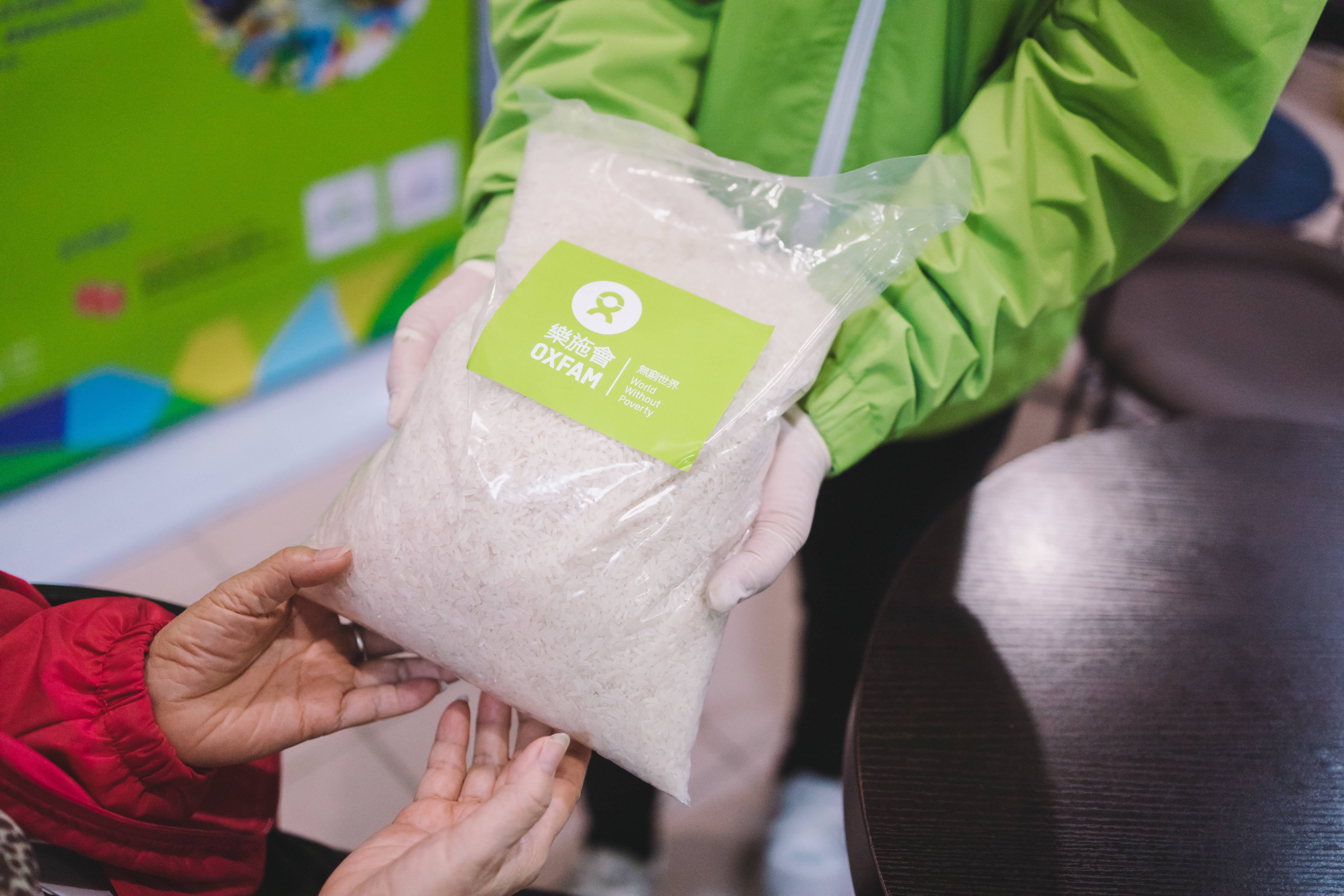 截至四月中，澳門樂施會一共向約600戶基層家庭，每戶派發2.5公斤的白米，希望透過另一種方式延續「樂施米」精神。（攝影︰Pui Cheng Lei / 樂施會）