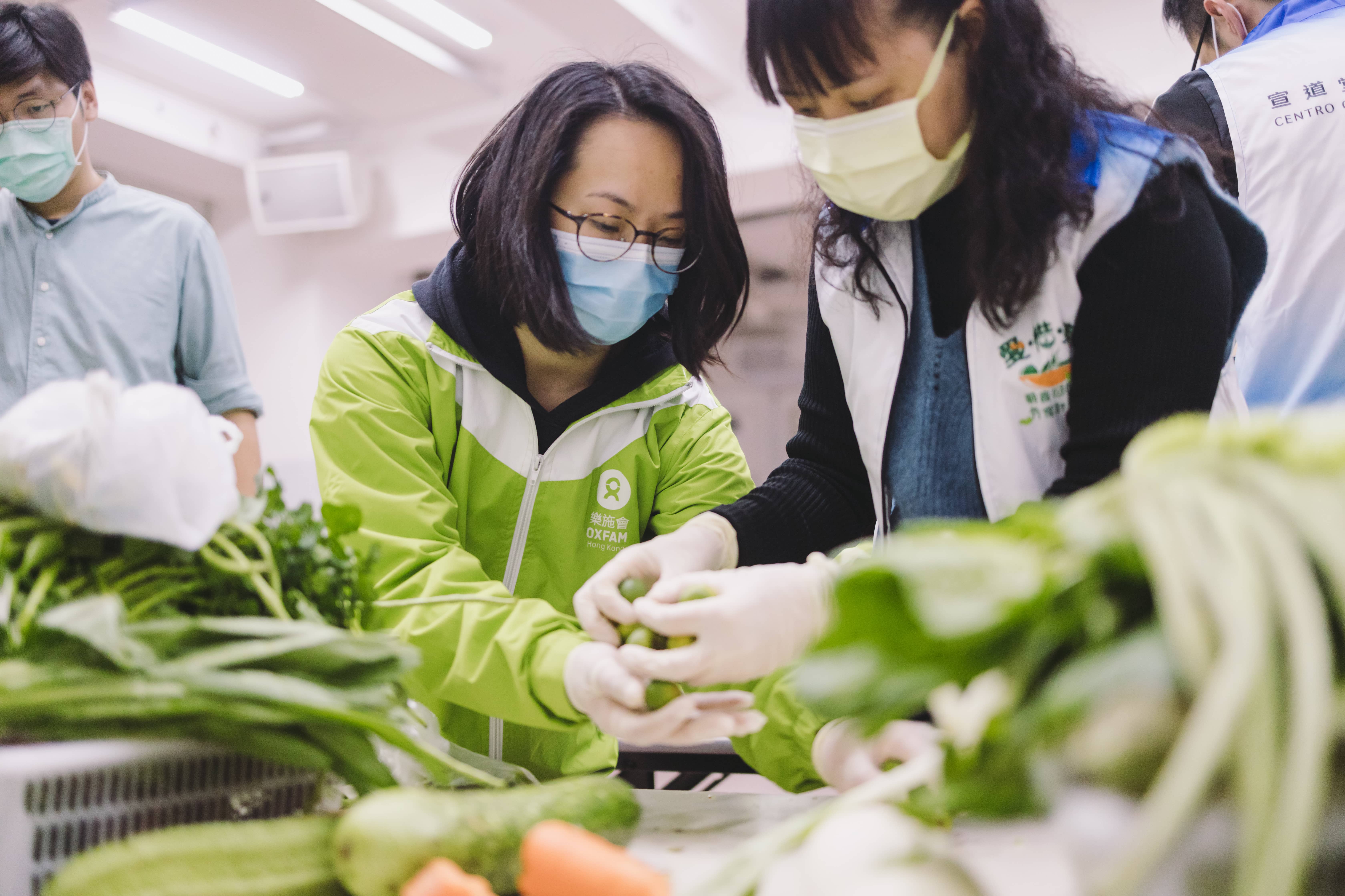 樂施會同事與合作夥伴的職員會先檢查剩菜質素，如有壞掉的部分會先除掉。（攝影︰Pui Cheng Lei / 樂施會）
