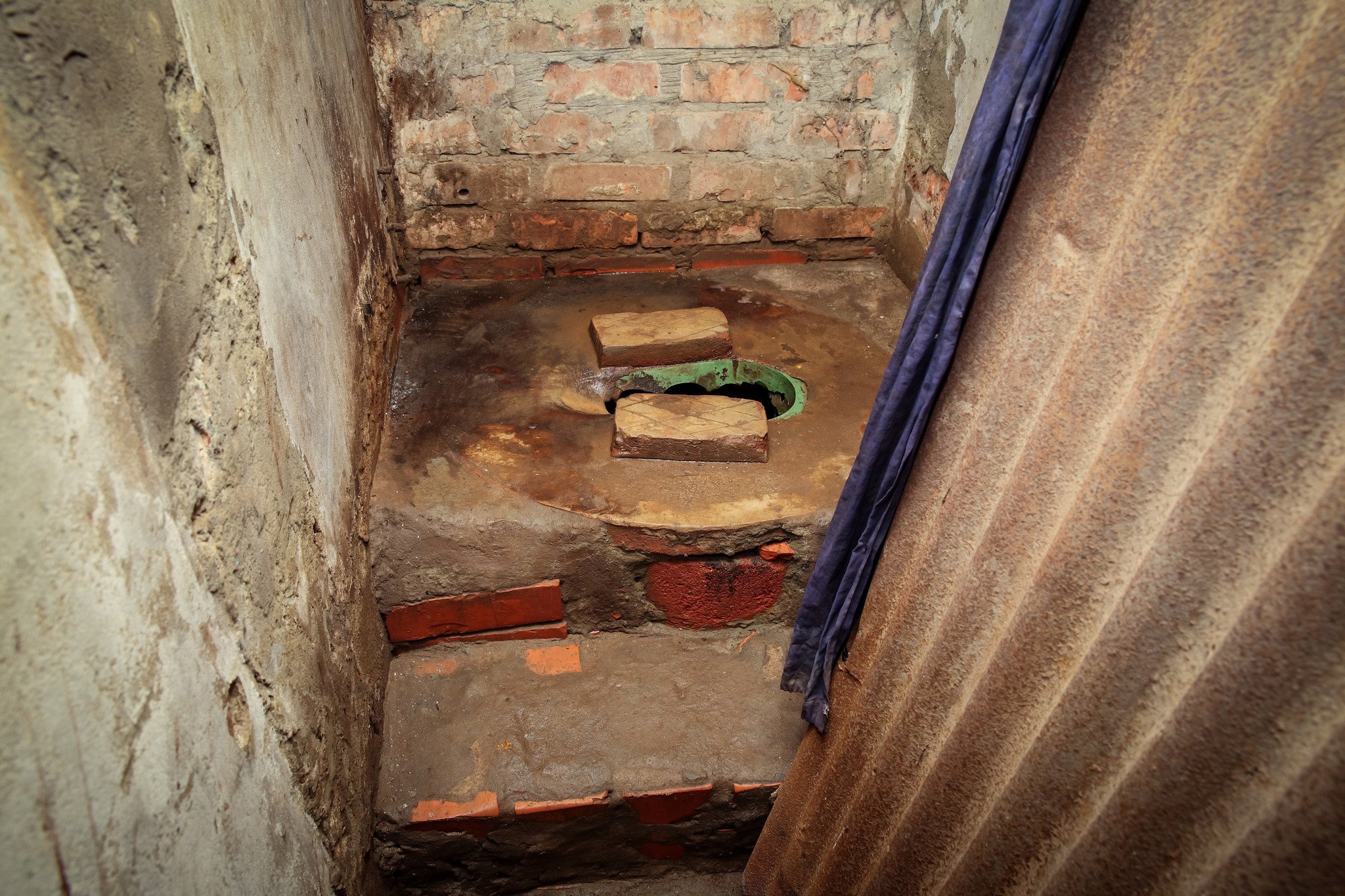 工业区内的棚屋大部分都没有独立洗手间，Rasheda需要与约15名邻居共用一个公共洗手间。（摄影：GMB Akash）