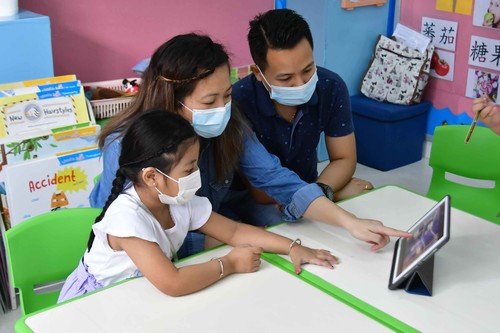 在停课期间，顾问老师会为非华语生提供网上课堂，以及一系列学习短片及游戏，鼓励家长和子女一同参与，让孩子在家中继续学习中文，温故知新。 （摄影︰Sunsun Leung / 乐施会）