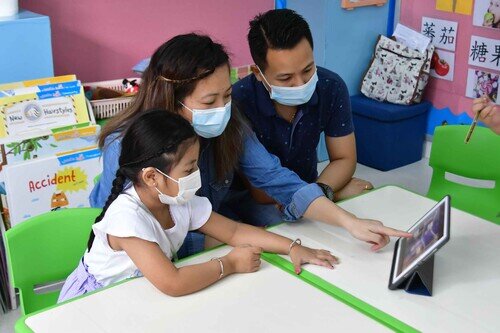 We offered Zoom classes and Chinese language learning resources to students during class suspensions. Photo: Sunsun Leung/ Oxfam Hong Kong