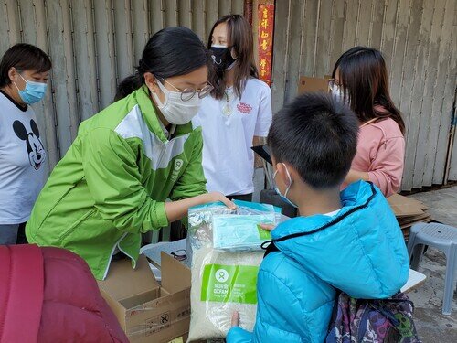 我們與夥伴團體「東涌社區發展陣線」，一同向區內基層派發食米和口罩。