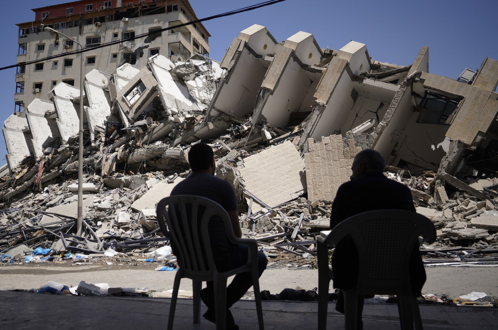 在加沙，一幢建築物於本月初被炮火擊中倒塌，內籠被炸開，雜物佈滿街上。（攝影︰Fady Hanona）